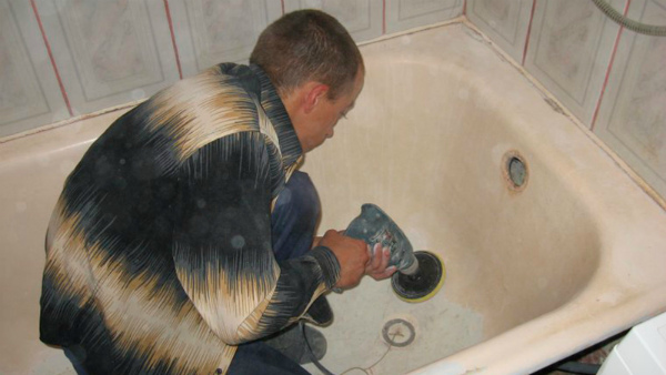Процесс шлифовки стенок ванны