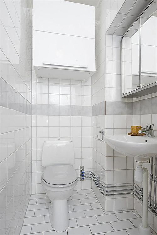 белая глянцевая плитка в туалете