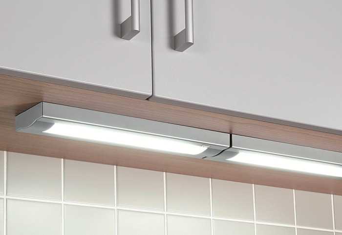 Люминесцентные светильники часто используются для подсветки кухонной мебели