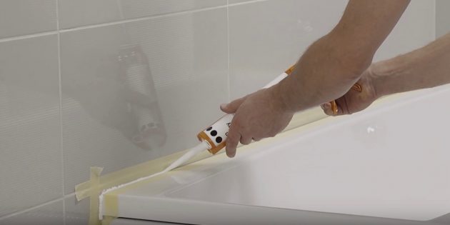 Установка ванны своими руками: Оформите стык борта по контуру