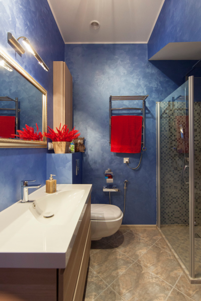 интерьер синей ванной комнаты