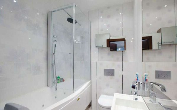 ванная с прозрачными дверями в интерьере маленькой ванной комнаты