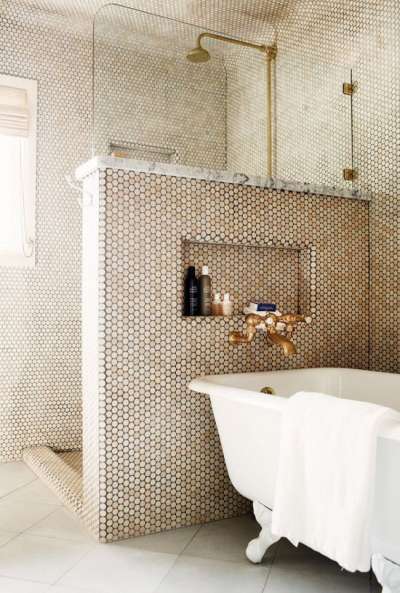 золотистая мозаика в интерьере маленькой ванной комнаты