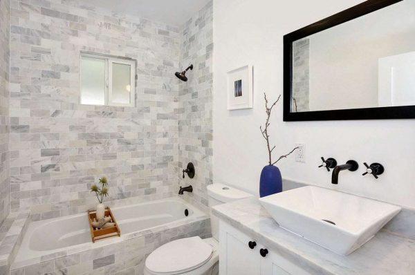 квадратная раковина в интерьере маленькой ванной комнаты