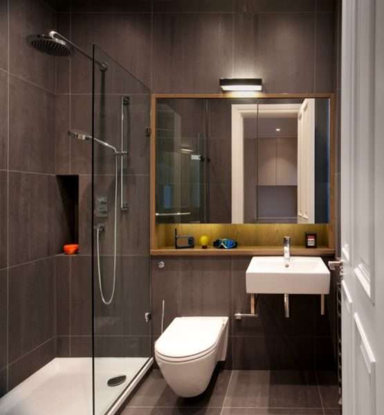 интерьер ванной комнаты с прямоугольной душевой кабиной