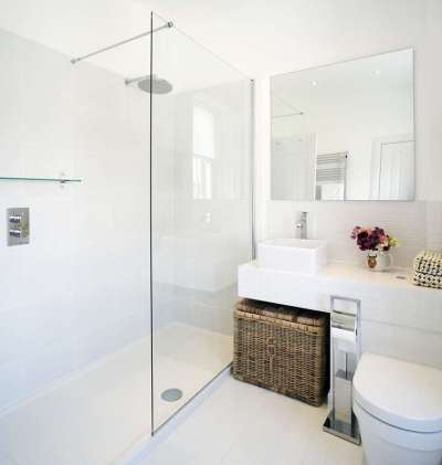 интерьер белой ванной комнаты с душевой кабиной