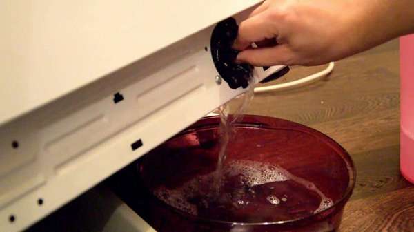 как слить воду из стиральной машинки