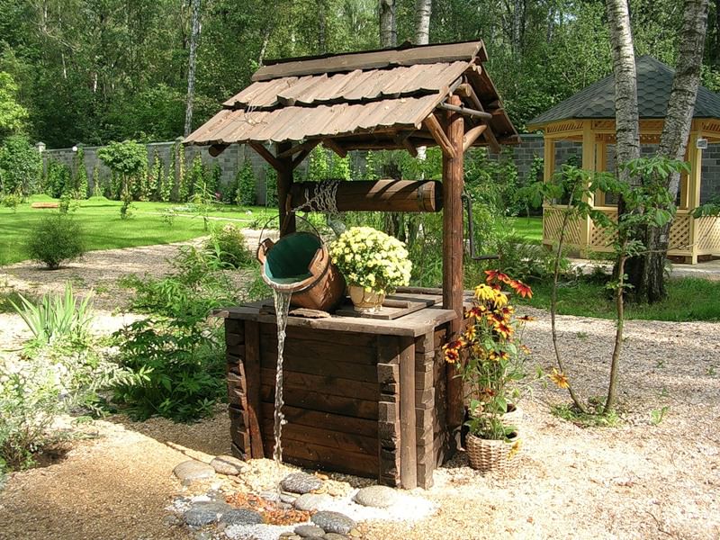 Непосредственно вблизи источника водоснабжения можно посадить декоративно-лиственные и красивоцветущие садовые культуры