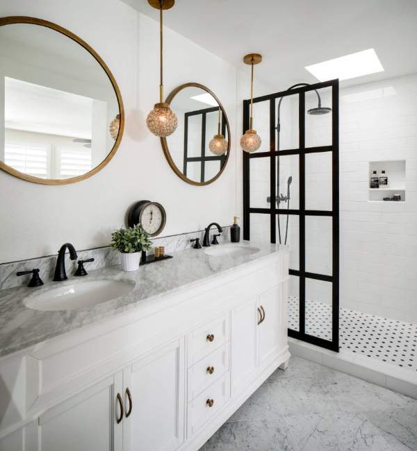 Стильные дизайн ванной комнаты со стеклянными душевыми дверями