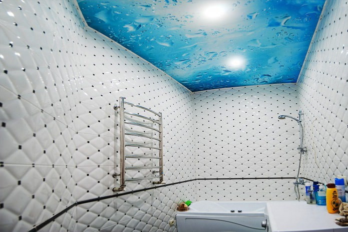 Натяжной потолок с фотопечатью в ванной