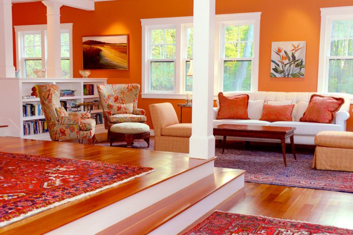 гостиная с оранжевыми стенами