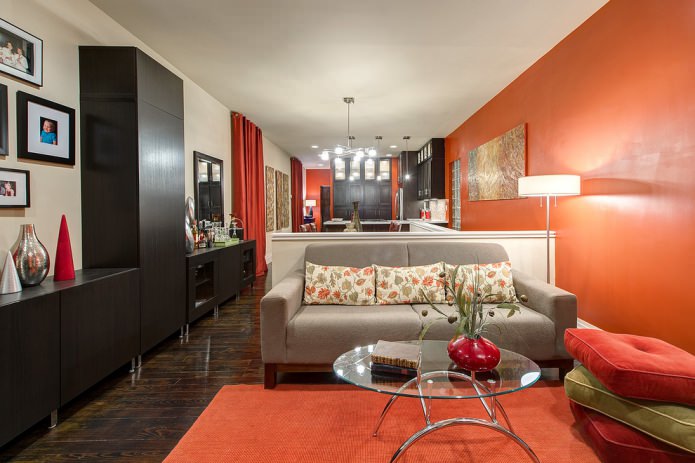 Современный стиль в гостиной с оранжевой стеной