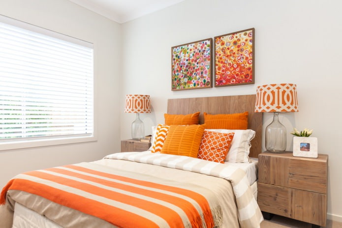 оранжевые подушки в спальне