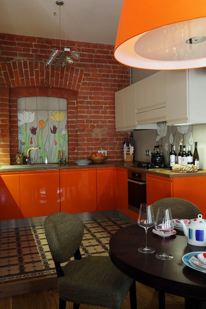 лофт интерьер кухни с оранжевым гарнитуром