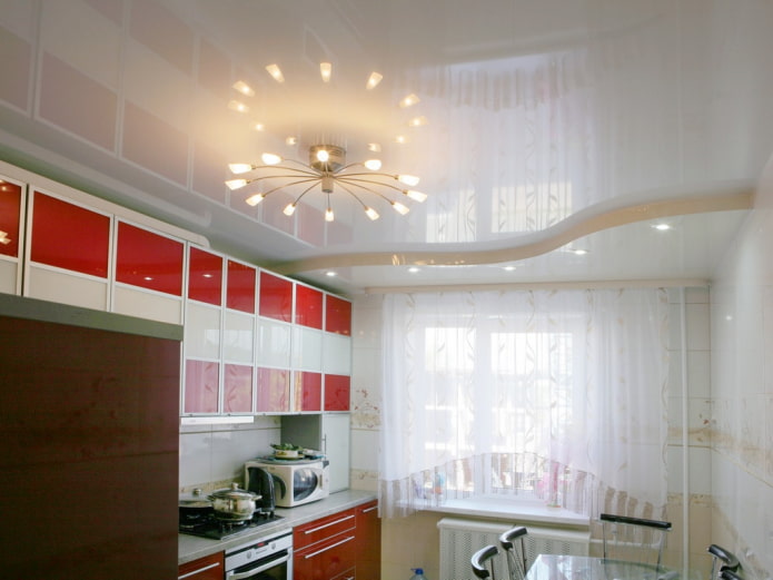 белый натяжной потолок в интерьере кухни