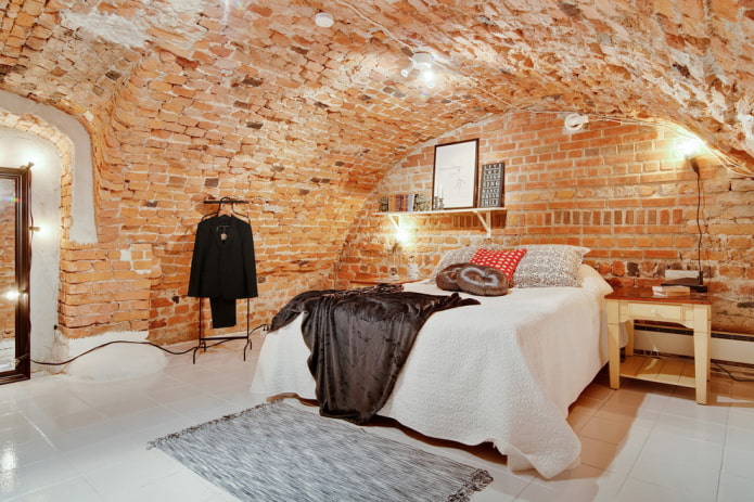 кирпичный потолок в интерьере спальни