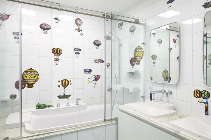 декоративные наклейки на стенах в интерьере ванной