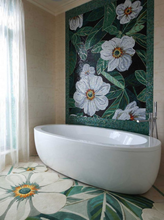 мозаика на стене в интерьере ванной