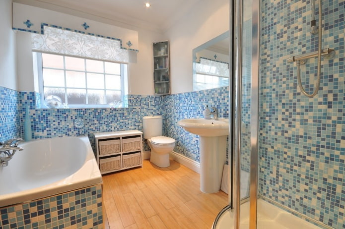 голубая мозаика в интерьере ванной