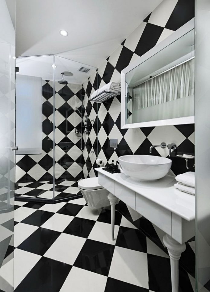 черно-белая плиточная отделка в ванной комнате