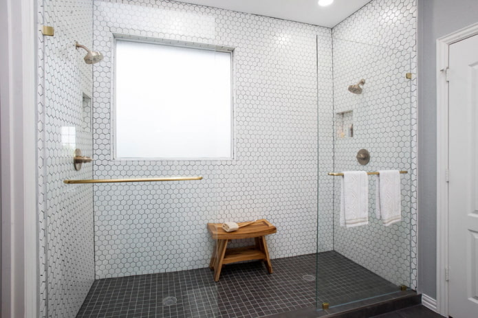матовая плитка белого цвета в интерьере ванной