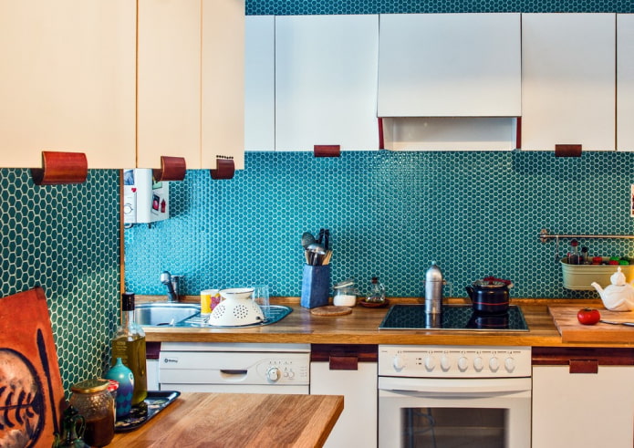 бирюзовая мозаичная плитка на кухне
