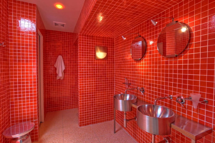 отделка ванной в красных оттенках