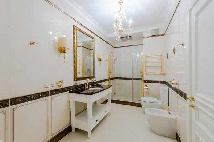 натяжной потолок в ванной комнате в классическом стиле