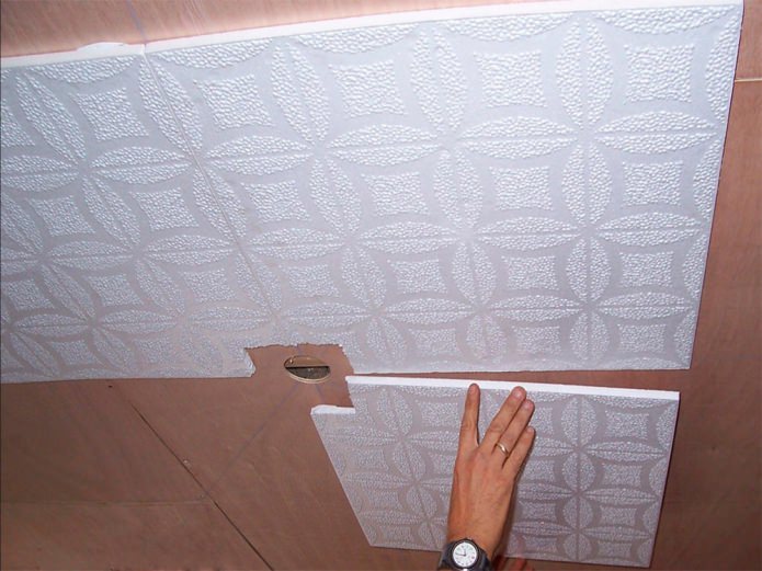поклейка плитки из пенопласта на потолок 