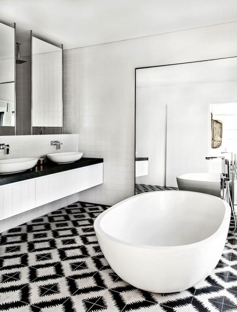 Черно-белая ванная комната орнамент на полу