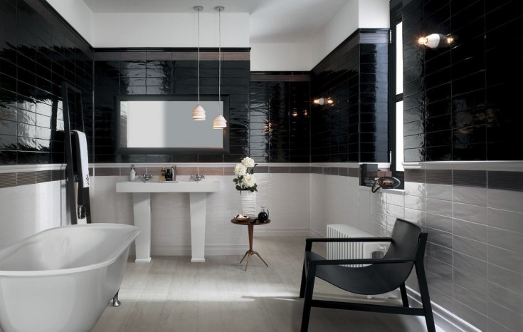 Черно-белая ванная комната с балансом цветов