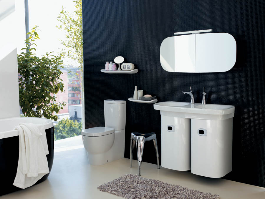 Черно-белая ванная комната с изысканным дизайном