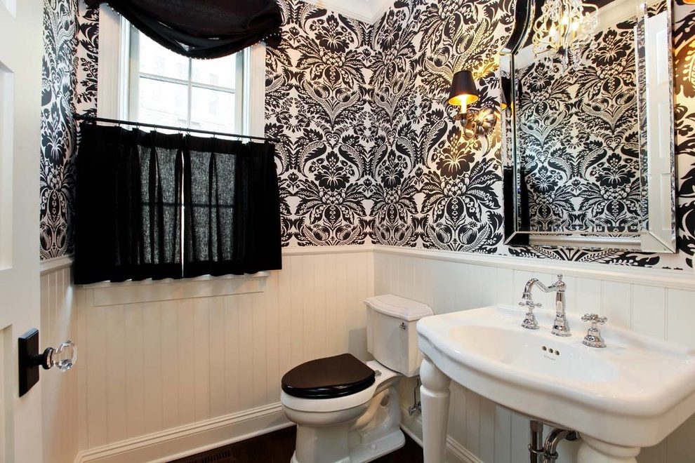 Черно-белая ванная комната с орнаментом