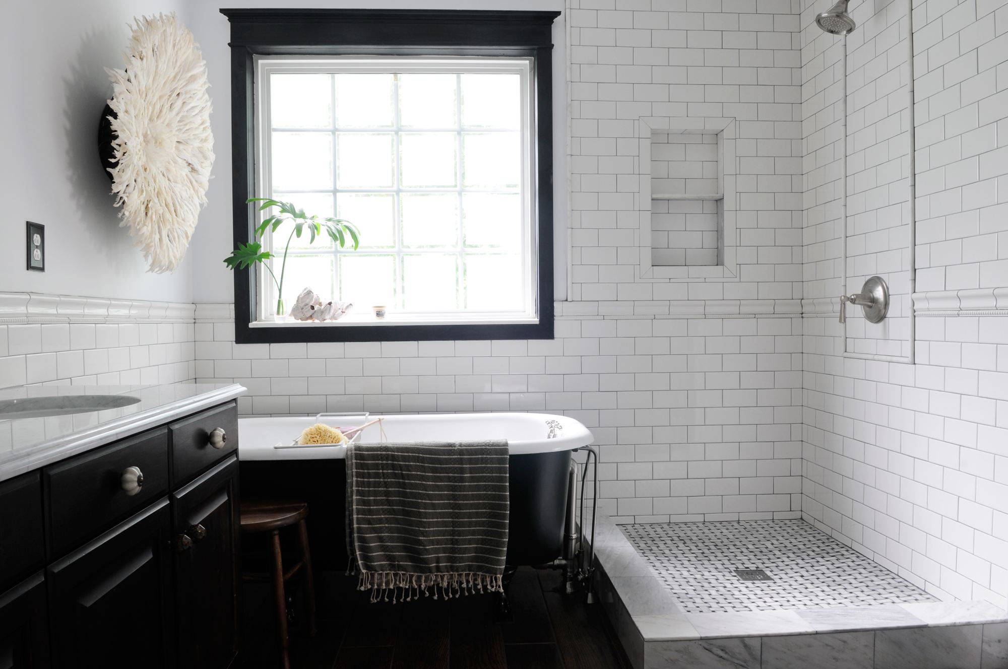 Ванная комната черно-белого цвета при мягком освещении