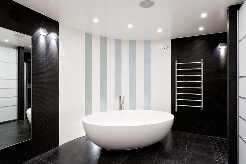 Ванная комната черно-белого цвета с безупречным дизайном