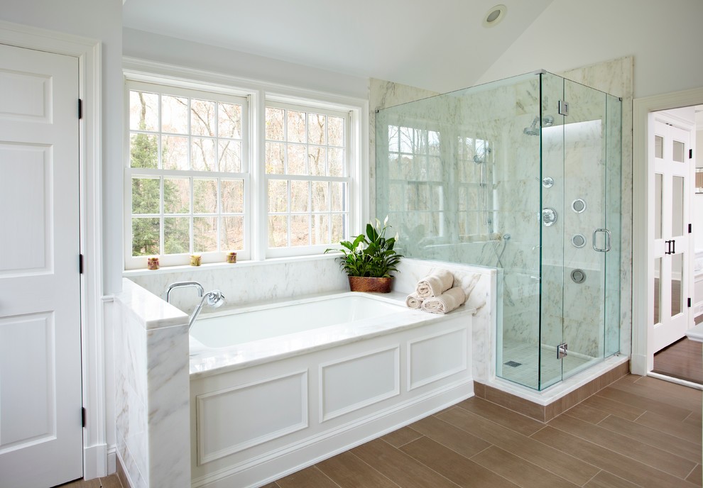 Декор ванной комнаты в американском стиле с белой ванной