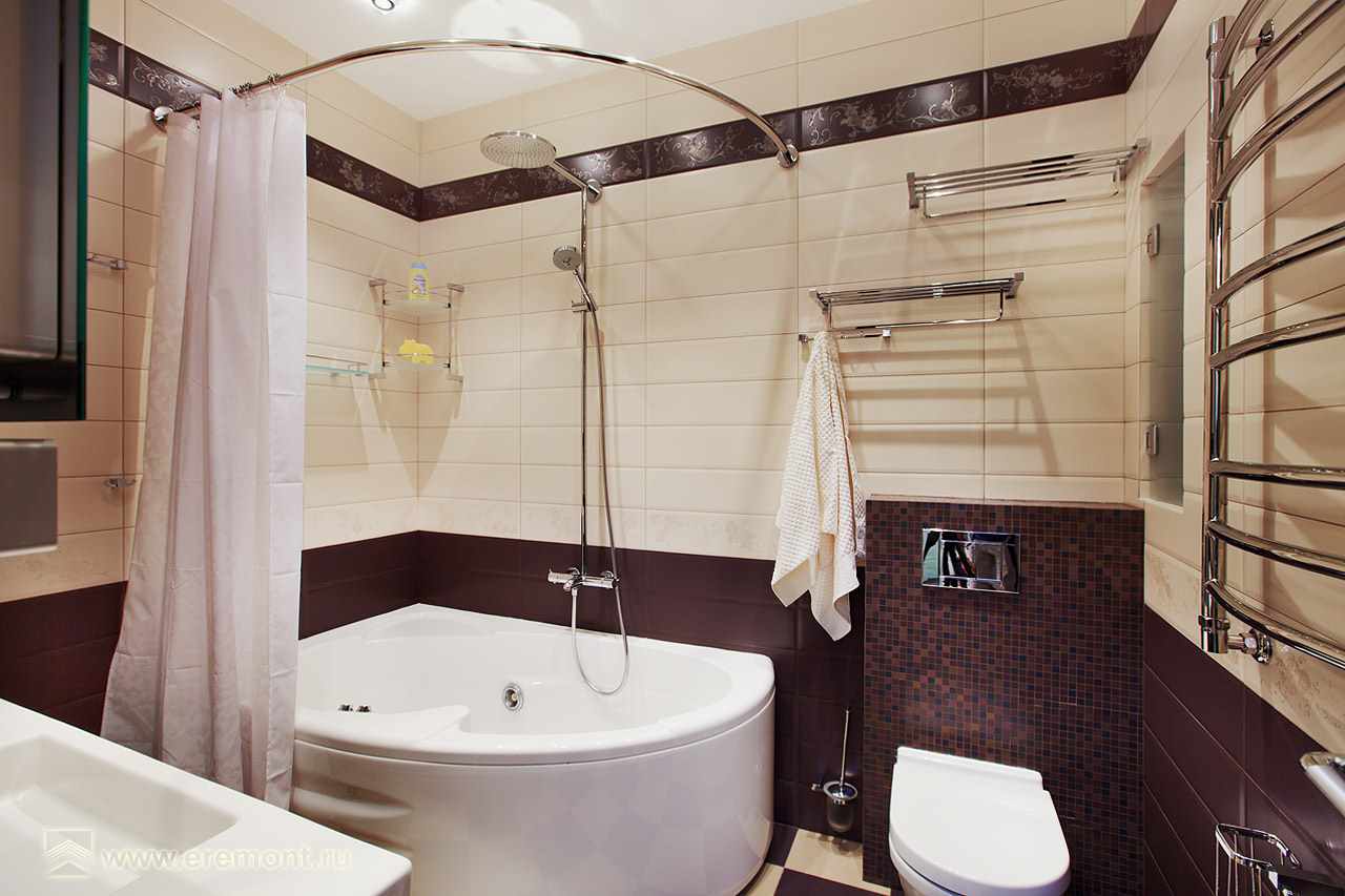 вариант красивого интерьера ванной комнаты с угловой ванной