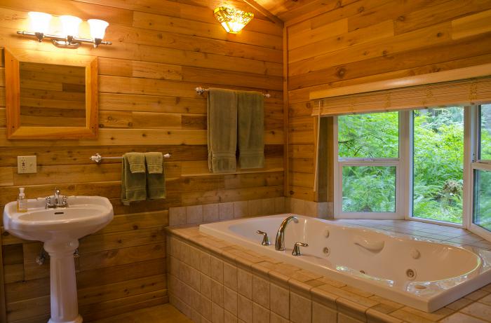 Деревянная обшивка стен в ванной комнате