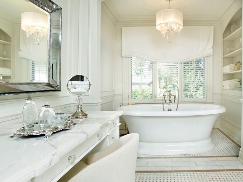 Мраморная столешница в ванной классического стиля