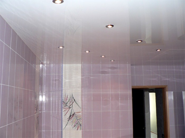 Дизайн потолка в ванной.