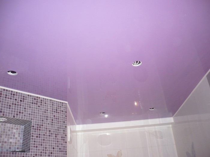 фиолетовый потолок в ванной.
