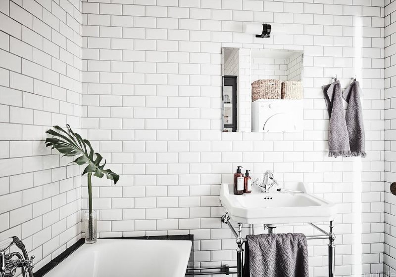 Белая плитка кабанчик в ванной скандинавского стиля
