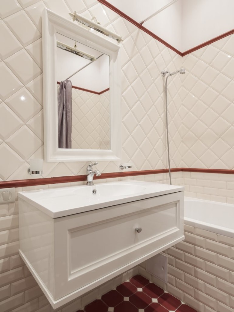 Диагональная укладка квадратной плитки на стене ванной