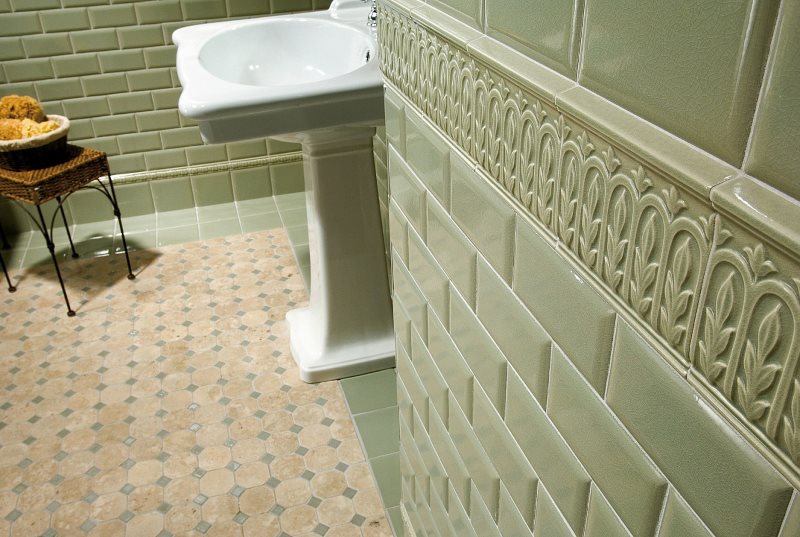 Декоративная вставка из керамики на стене ванной комнаты