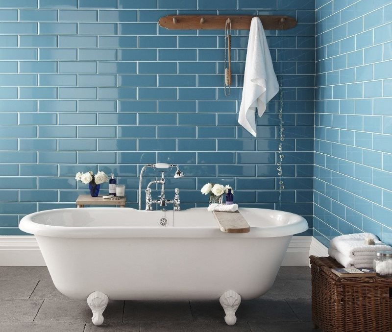 Голубой кабанчик на стене ванной с серым полом
