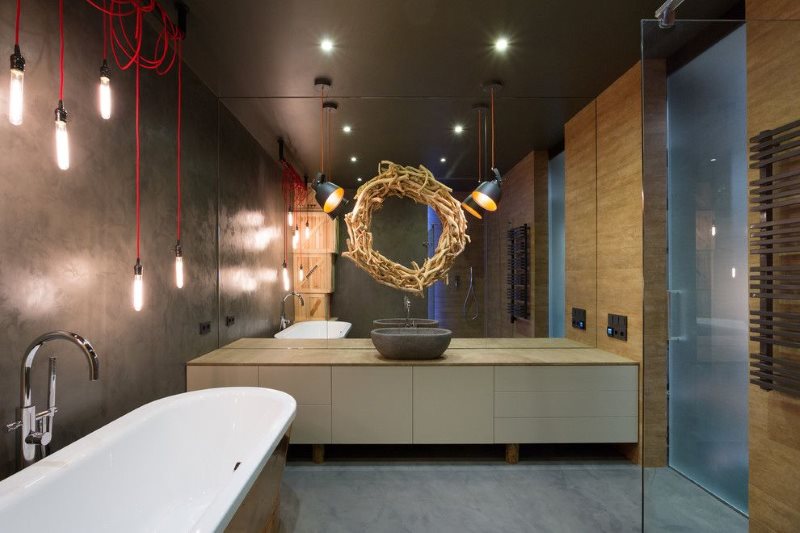 Венок на зеркальной стене совмещенной ванной комнаты