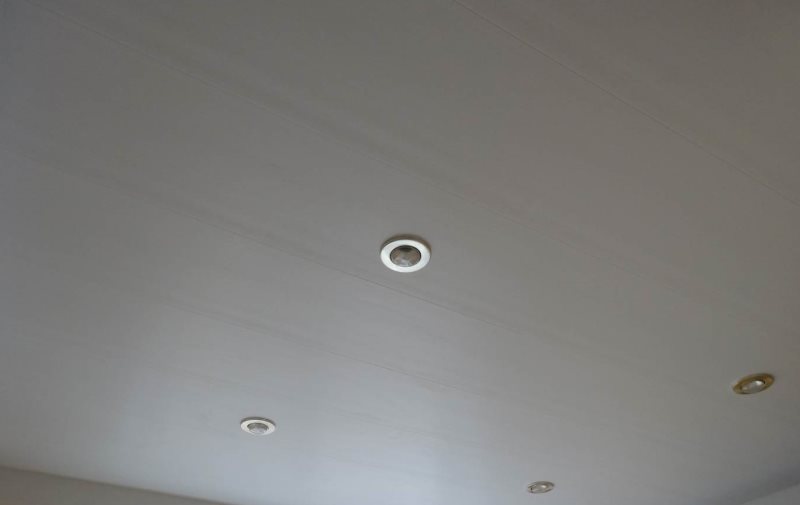 Встроенные светильники на матовом потолке в ванной