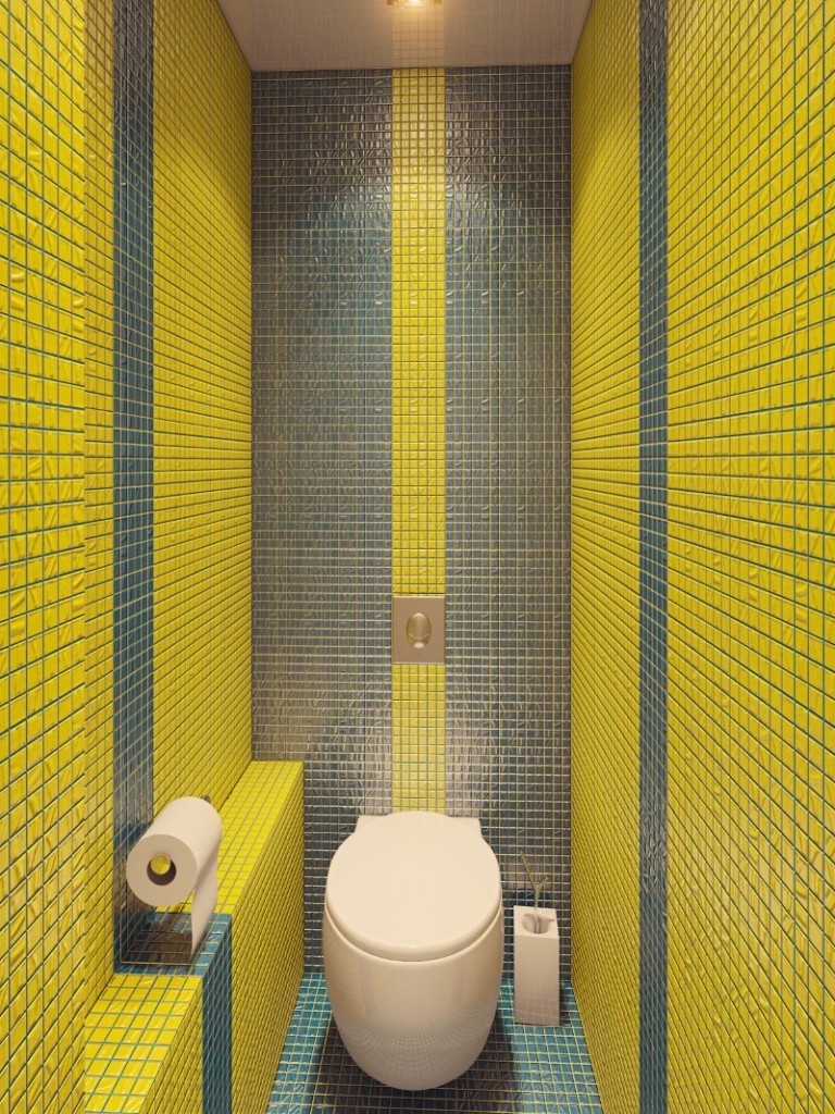Комбинация серой и желтой мозаики в узком туалете