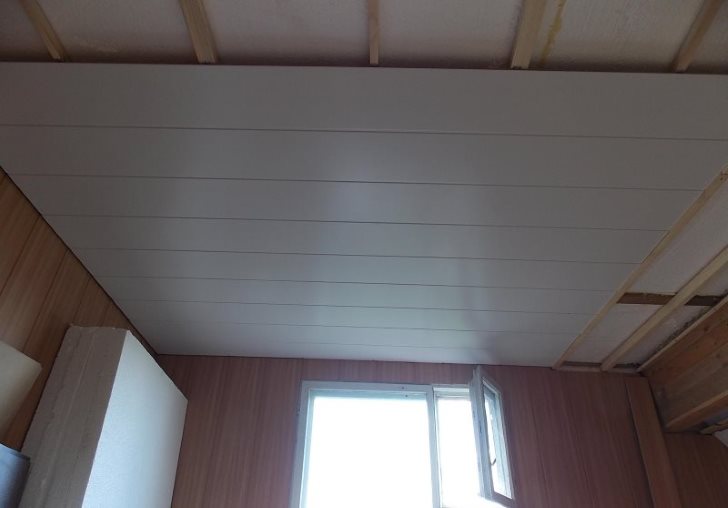 Обшивка потолка кухни ПВХ-панелями по деревянной обрешетке