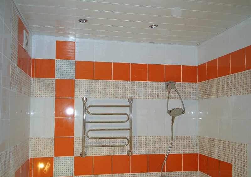 Морковная плитка на стене ванной комнаты